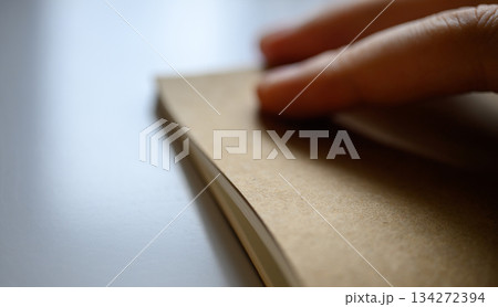 手元 ノート 開く 手元 ノート 開く 134272394