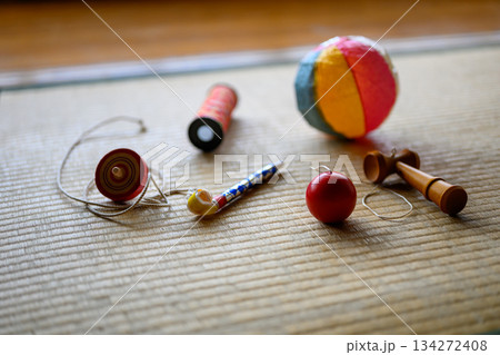 畳の部屋に並べられた昔ながらの日本の玩具 134272408