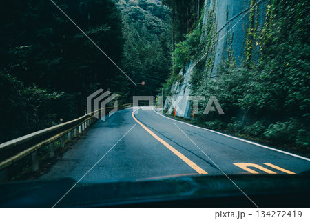山間 道路 走行 134272419