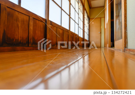 光沢ある廊下 奥行き 134272421