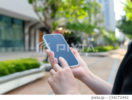 屋外でスマホ操作 屋外でスマホ操作 134272442