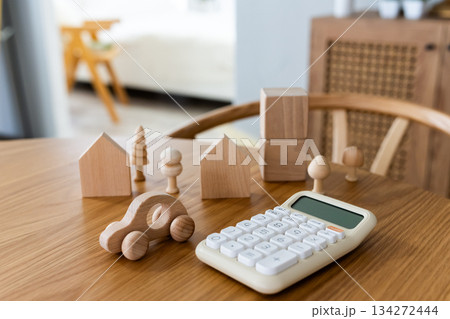 木製玩具と電卓で試算 134272444