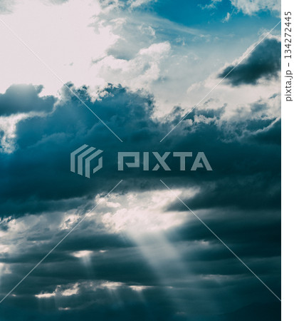 光射す暗雲 134272445
