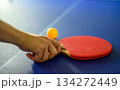 卓球台の上でラケットとボールを準備する手元のクローズアップ 134272449