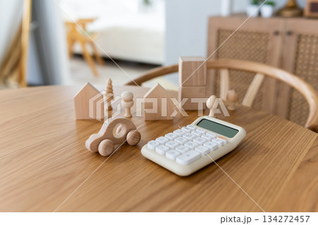 木製おもちゃと電卓 木製おもちゃと電卓 134272457