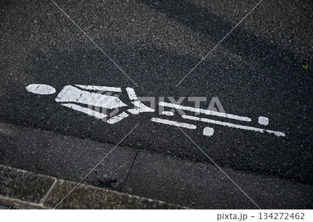 路面自転車マーク 路面自転車マーク 134272462