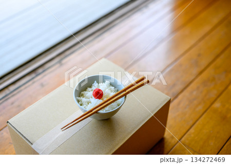 箱の上の梅干し 134272469