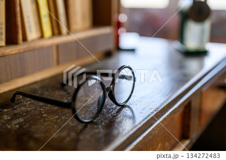丸メガネと書斎 134272483