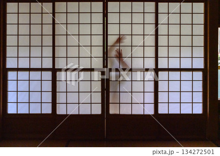 障子越しの影 障子越しの影 134272501