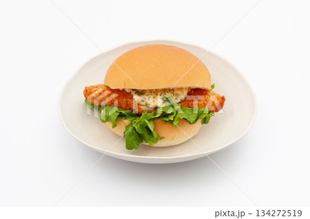 白身魚のタルタルソースバーガー 白背景 134272519