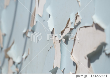 Wall with peeling paint shows signs of age and wear 134272831