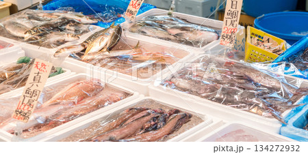 水産市場に並ぶ鮮魚の販売陳列風景 134272932