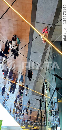 街を歩く人々のイメージ、映りこみ 街を歩く人々のイメージ、映りこみ 134273140
