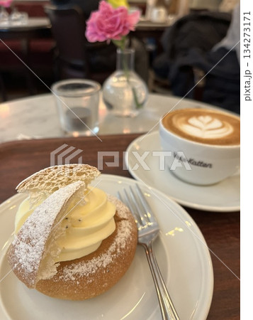スウェーデン、ストックホルムの老舗カフェで頂いた季節限定のお菓子セムラとカプチーノ 134273171