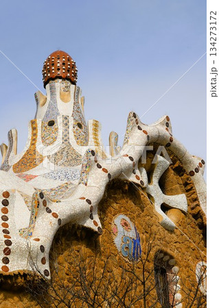 スペイン、バルセロナの世界遺産、グエル公園にあるガウディの建築物「お菓子の家」 134273172