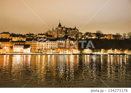 スウェーデン、ストックホルムの旧市街ガムラスタンの地下鉄駅からセーデルマルム島の夜の街並みを望む 134273176