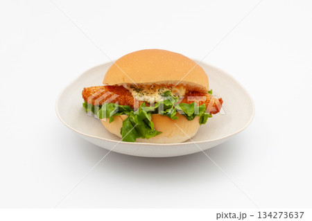 白身魚のタルタルソースバーガー 白背景 134273637