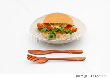 白身魚のタルタルソースバーガー 白背景 134273640