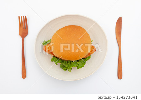 白身魚のタルタルソースバーガー 白背景 134273641