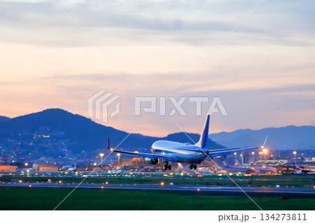 夕暮れの空港と着陸する飛行機 134273811