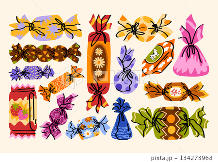 Set of illustrations of various candies with colorful wrappers in a hand drawn cartoon style. Vintage flat collection of sweets. Dessert, treat, sweet holiday food. Sugar snack, confectionery concept. 134273968