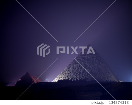 真夜中のメンカウラー王のピラミッド 134274318