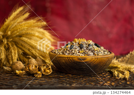 Vintage bowl with traditional kutia with poppy seed. Traditional Christmas slavic kutia with ingredients. 134274464
