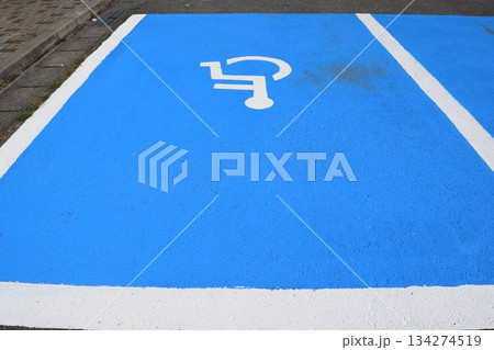 車椅子マーク 思いやり駐車場 車椅子マーク 思いやり駐車場 134274519