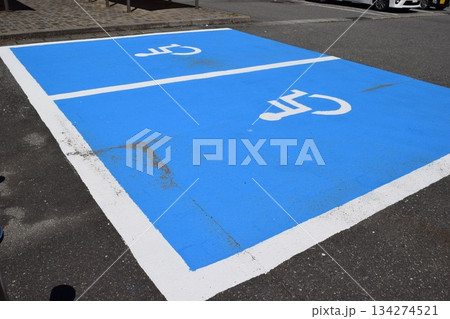 車椅子マーク 思いやり駐車場 車椅子マーク 思いやり駐車場 134274521