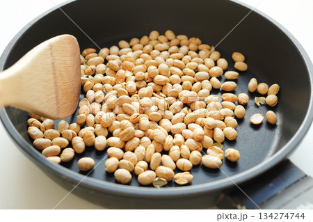 煎り豆、フライパンで豆をいる 134274744