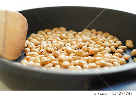 節分で食べる煎り豆 134274745