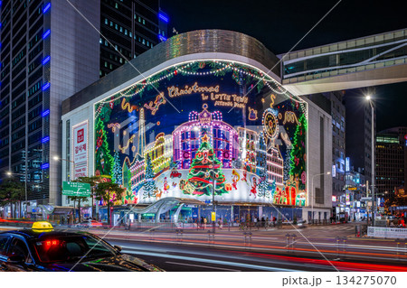 韓国　ソウル　クリスマスシーズンの明洞メインストリート　ロッテ百貨店周辺 134275070