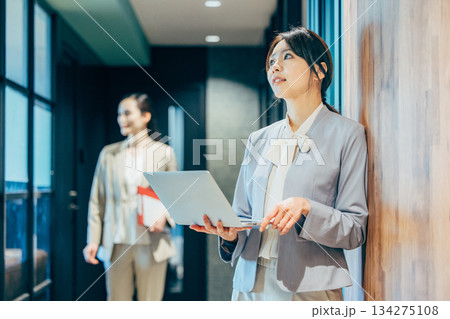 オフィス　ビジネスウーマン 134275108