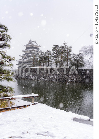 【お城素材】雪の降る冬の松本城【長野県】 134275313