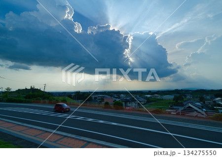 雲の隙間から差し込む光 雲の隙間から差し込む光 134275550