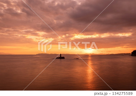 南知多町、聖崎上陸大師像と知多湾に登る朝日 134275589