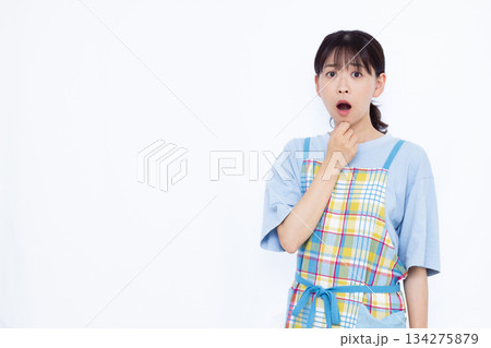 びっくり驚いている主婦 134275879