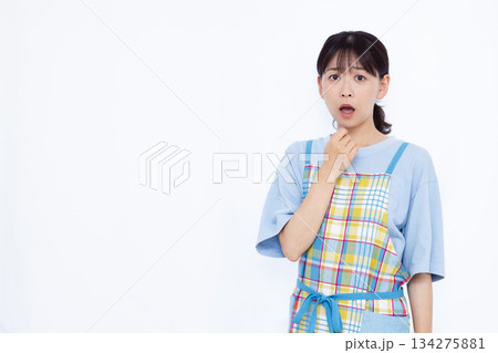 びっくり驚いている主婦 びっくり驚いている主婦 134275881