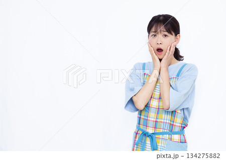 びっくり驚いている主婦 134275882