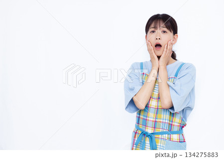 びっくり驚いている主婦 びっくり驚いている主婦 134275883