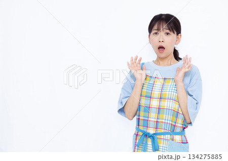 びっくり驚いている主婦 134275885