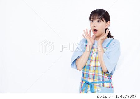 びっくり驚いている主婦 134275987