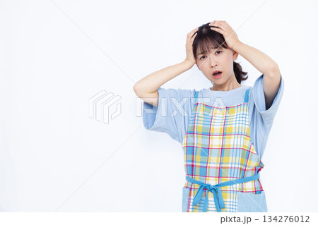 頭を抱えて青ざめている主婦 134276012
