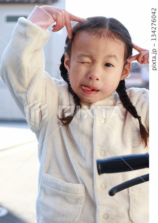 自転車に乗る幼児 134276042