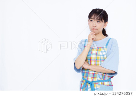 真剣に悩んでいる主婦 真剣に悩んでいる主婦 134276057