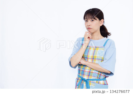 真剣に悩んでいる主婦 134276077