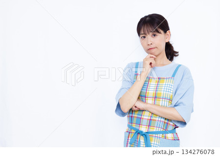真剣に悩んでいる主婦 真剣に悩んでいる主婦 134276078