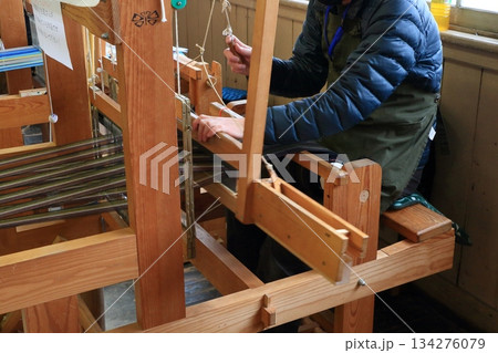 秩父銘仙館の機織り機　機を織る職人 134276079