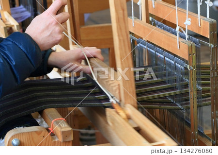 秩父銘仙館の機織り機　機を織る職人 134276080