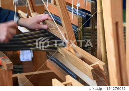 秩父銘仙館の機織り機 機を織る職人 秩父銘仙館の機織り機 機を織る職人 134276082